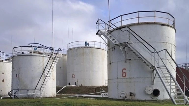 Dnipropetrovsk region: missiles destroy oil depot, factory catches fire