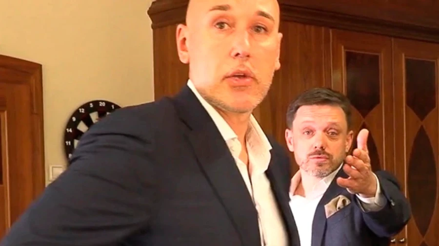 Напад на журналістів Схем: фігуранту, який вислизнув з банку, вручили підозру вдома