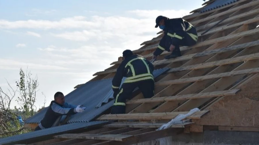 Рятувальники більше доби ліквідовують наслідки негоди на Кіровоградщині