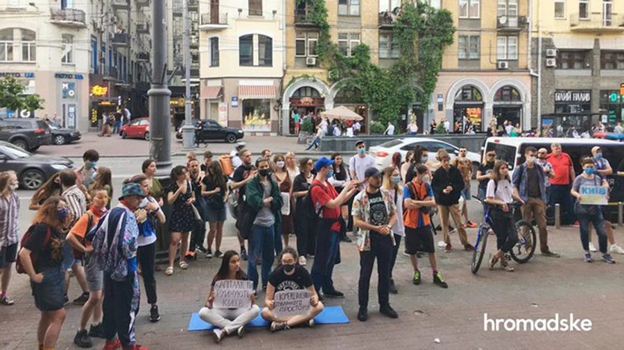 Під будівлею кінотеатру Київ вимагали розірвати договір з орендарем