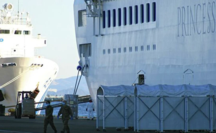 На борту лайнера с коронавирусом уже 130 больных 