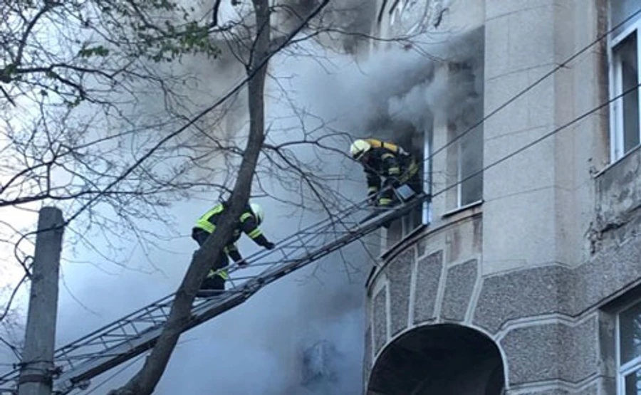 Горит Одесский колледж экономики: есть пострадавшие