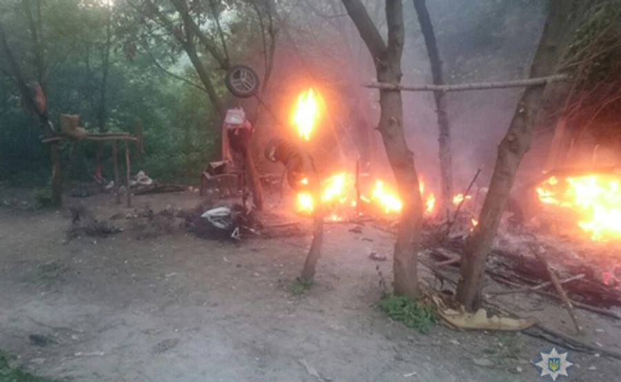 Под Тернополем группа лиц с оружием напала на табор ромов 