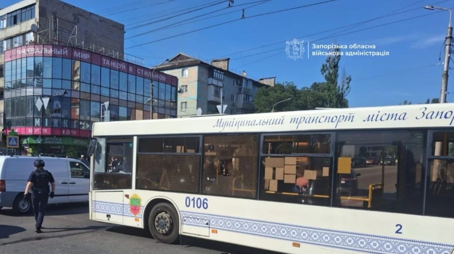 Армия РФ атаковала гражданский автобус в Запорожье: четверо пассажиров пострадали