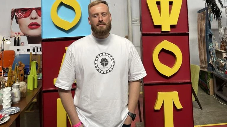 Двері Маріуполя, вивіски Києва. Історія про те, що так легко зруйнувати, але неможливо забути