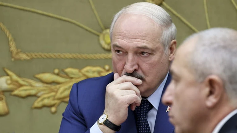 Обмануть Путина: как Лукашенко меняет конституцию и какие последствия это будет иметь