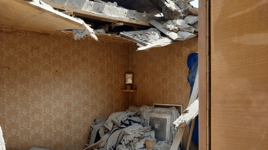 Окупанти обстріляли приватний сектор Пісків, міна влучила в будинок