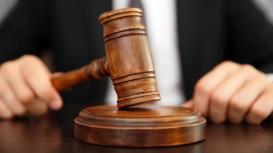 Підлітка, якого підозрюють у вбивстві своєї сім’ї, арештували