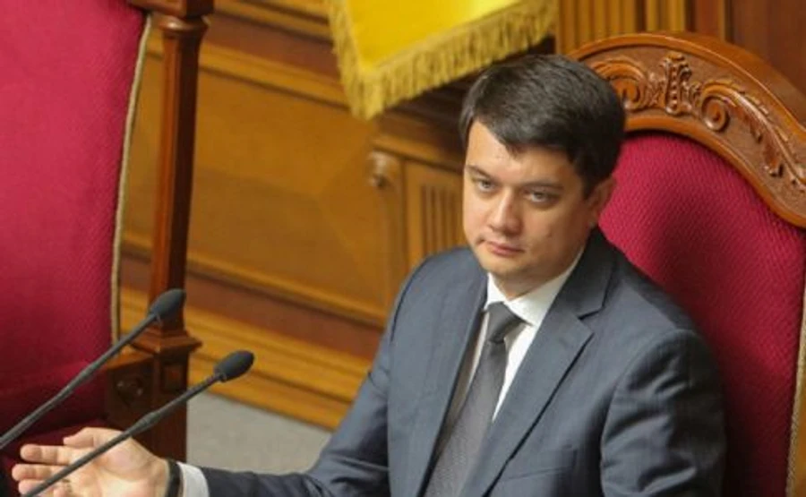 Слуги народу чатують біля трибуни та президії Ради