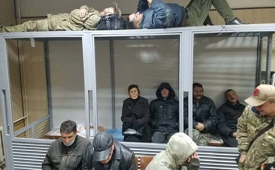 Коханівський із соратниками лишаються у забарикадованому суді