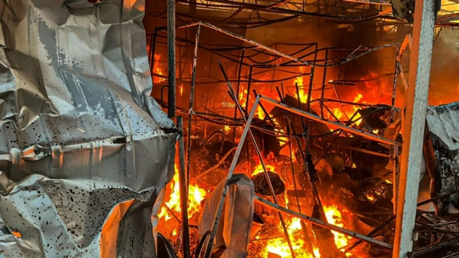 Окупанти вдарили безпілотниками по Великому Бурлуку: горів ринок, постраждала жінка  