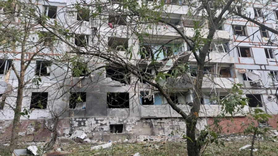 Росіяни влучили по дев’ятиповерхівці у Степногірську: під завалами знайшли тіло жінки