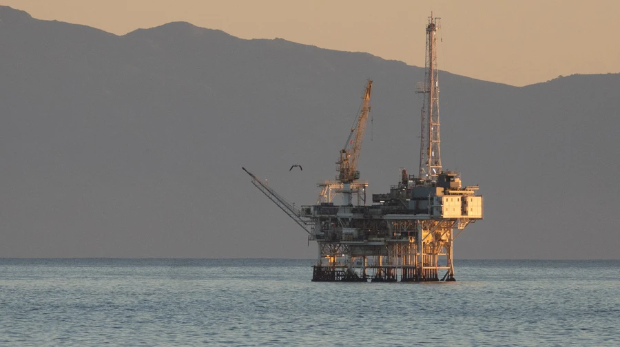 Трамп планує відкрити майже все узбережжя США для шельфового буріння нафти – Bloomberg