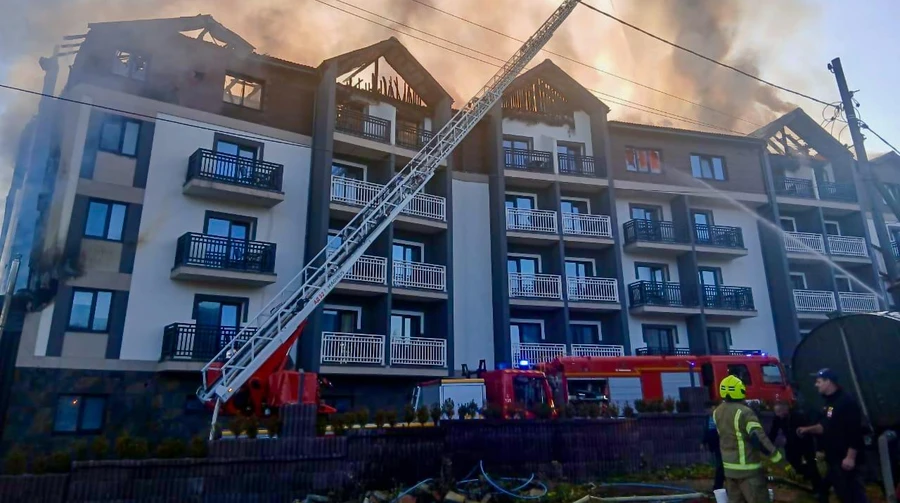 У Буковелі загорівся готель, евакуювали 70 людей