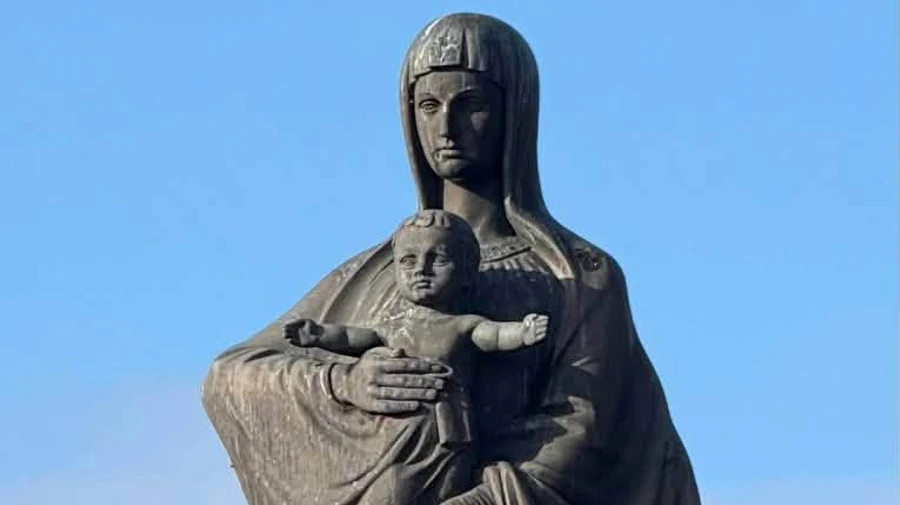 Detritos de drones danificam monumento aos combatentes da liberdade em Ivano-Frankivsk – fotos