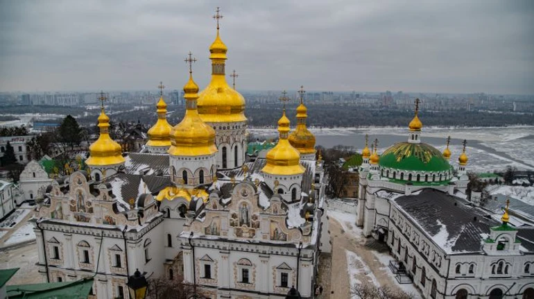 Счетчики банкнот, ножи и ни одного тризуба. Какой была бизнес-империя УПЦ в Лавре и как святыню возвращают Украине