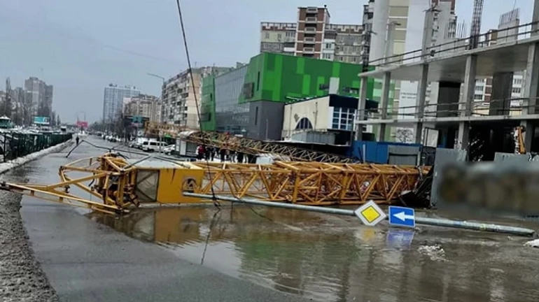 В Киеве строительный кран упал на трубу – затопило улицу