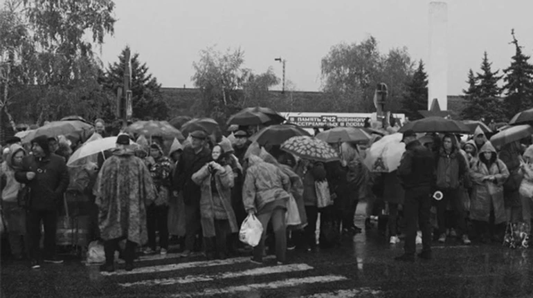Війна схожа на дощ, який ніколи не скінчиться. Інтерв'ю з режисеркою про документування війни та прем'єру стрічки