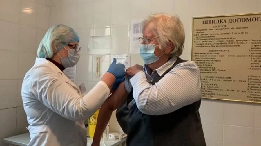 Понад 300 тисяч осіб літнього віку щепили в Україні від COVID – ЦГЗ