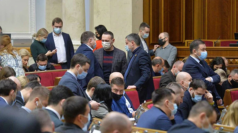 Зеленский призвал нардепов сократиться до 300 и просит украинцев проследить