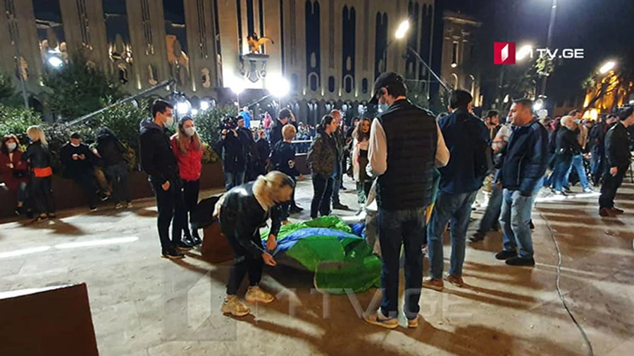 Грузинская оппозиция поставила палатки под парламентом