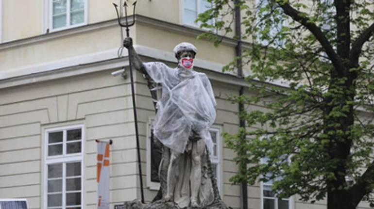 Інколи ми спали по три години. Як працює штаб протидії коронавірусу у Львові