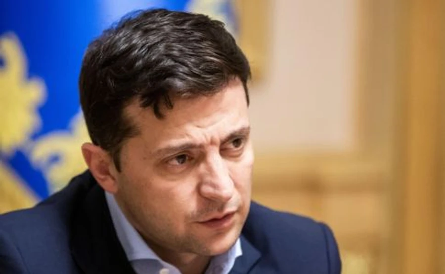 Зеленский требует от Кабмина погасить долги перед учителями и врачами