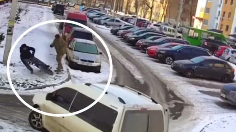 В Харькове мужчина в военной форме столкнул парня с велосипеда: ТЦК говорит, что разбирается 