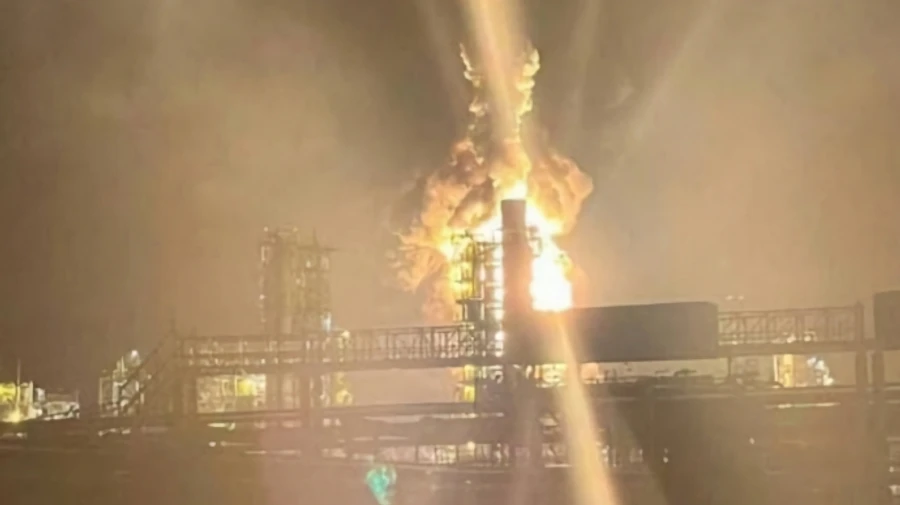 Drones hit oil refinery in Russia's Leningrad Oblast – video