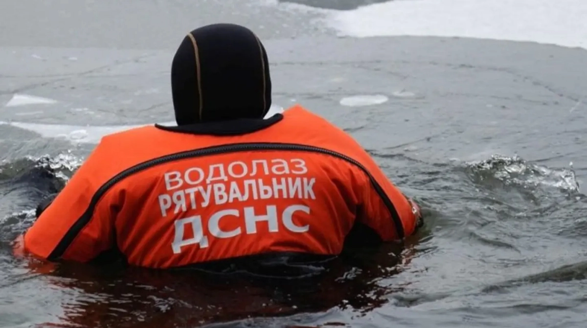 Ukraine's State Emergency Service carries out unique underwater operation to restore heating in Kyiv – video