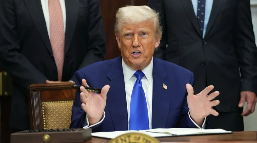 "I'm the boss": Trump arrives nearly an hour late to G7 meeting – video