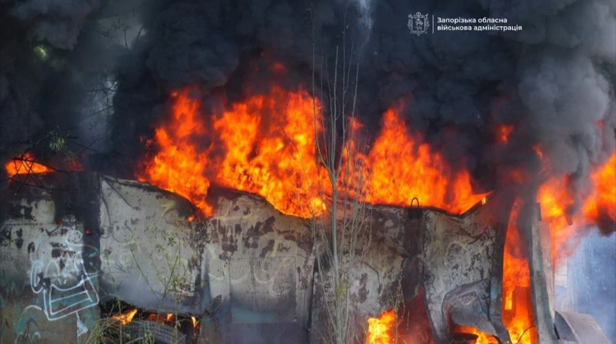 Russia attacks Zaporizhzhia with guided aerial bombs, one killed and 15 injured, people trapped under rubble – photo