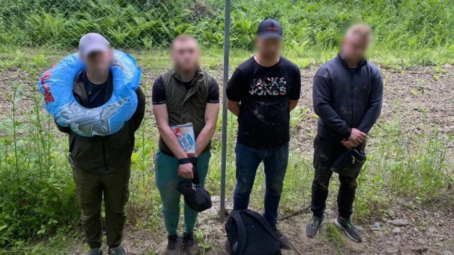 Заплатили $16 тисяч за два надувних кола: біля Тиси спіймали 4 утікачів
