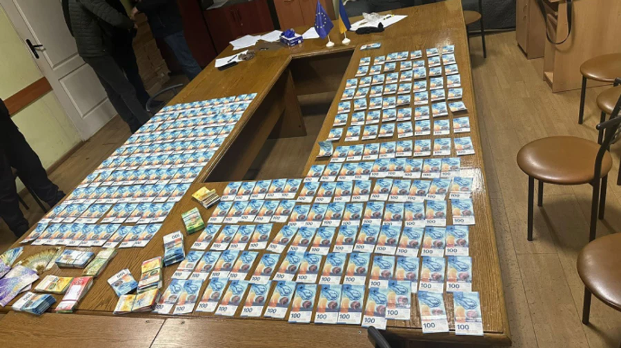 У штанах та колготках: мешканці Львівщини намагалися потай вивезти швейцарські франки