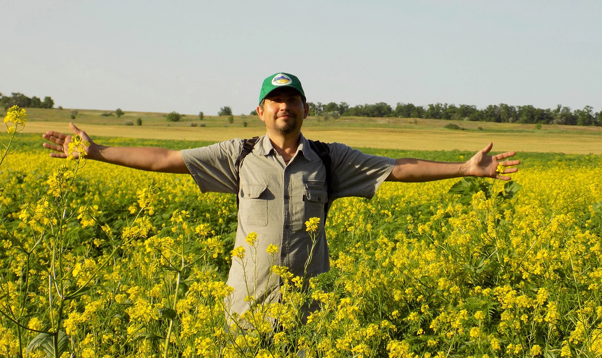 Десь під Донецьком. Навіщо в 60 км від війни людина вирощує дике поле