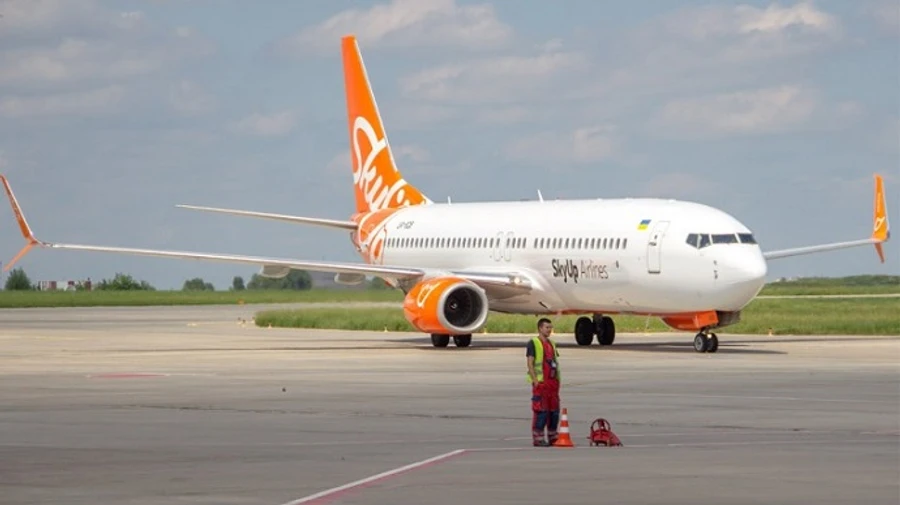 Самолет SkyUp снова сломался по дороге в Украину