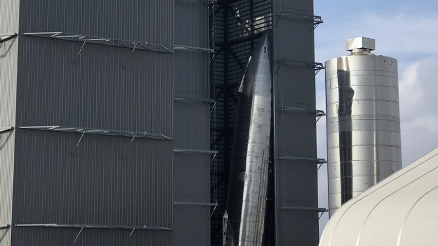 После жесткого приземления Starship SN8 прототип SN9 потерял сознание в ангаре