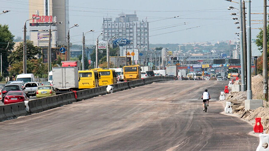Вічні затори: перед Північним мостом у Києві знову обмежать рух