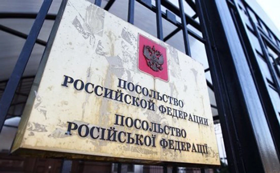 Российские дипломаты покинули Украину