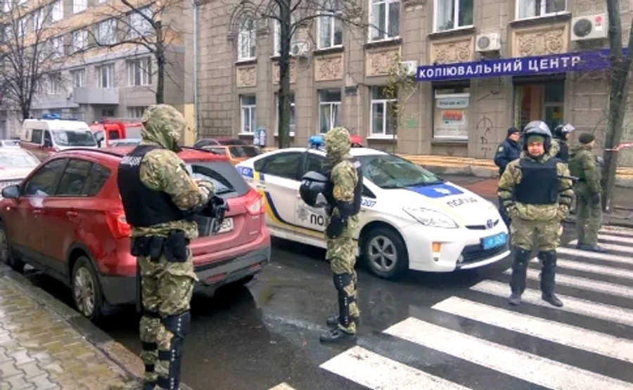 Появились фото обыска у сына Авакова: куча полиции, перекрыта дорога