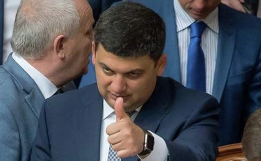 У Кабміні розповіли, скільки заробляють Гройсман і міністри