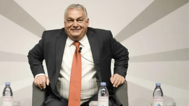 Сікорський потролив Орбана після заяв про відвернення війни на саміті ЄС – вручив орден Леніна