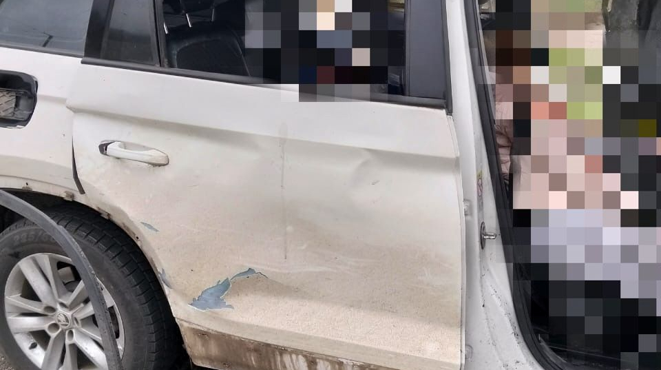 Russians drop explosives on civilian car in Kherson: two women killed – photo