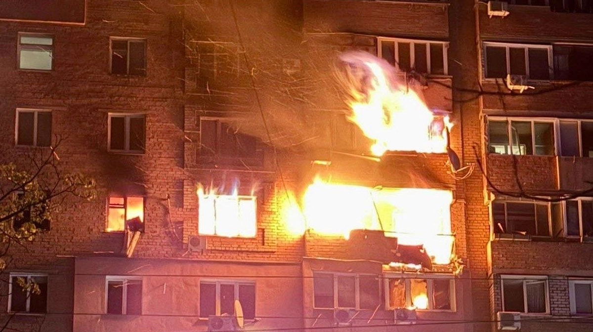 Ворог атакував Дніпро: поцілив у багатоповерхівку, виникли пожежі