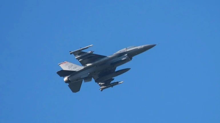 ПС: Під час бойового завдання впав винищувач F-16, пілот катапультувався