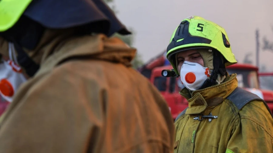 Уламки ракети впали у 3 районах Києва, пошкоджені дах будинку та мікроавтобус, вирувала пожежа – влада