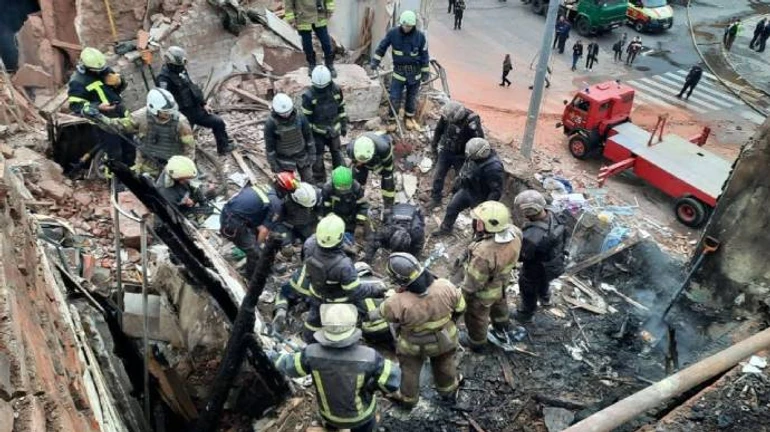 Обстріл Харкова: з-під завалів дістали тіло 10-річного хлопчика