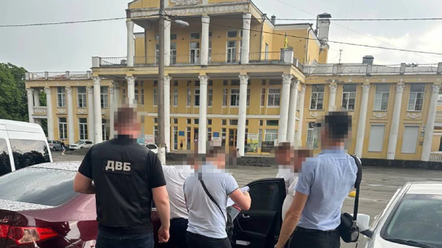 Четвертий пішов: ще один спеціаліст із благоустрою в столичній РДА погорів на хабарах