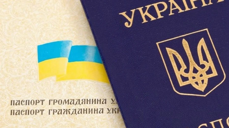 Языковой омбудсмен предлагает убрать русский из паспортов украинцев