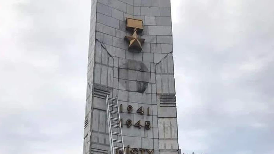 У Києві на площі Перемоги демонтували орден із зображенням Леніна